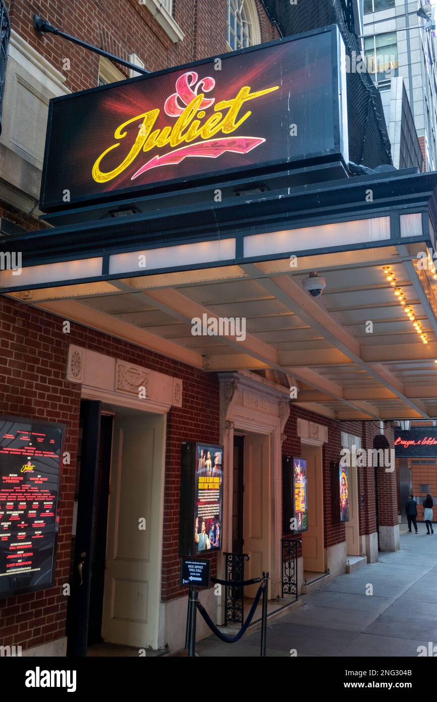 '& Julia' Marquee im Stephen Sondheim Theater in New York City, USA 2023 Stockfoto