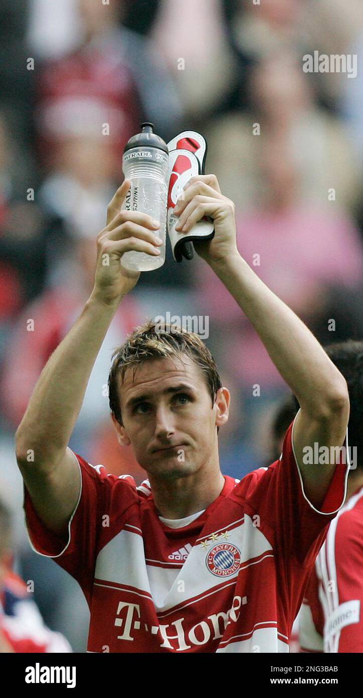 Munich soccer player Miroslav Klose reacts after the German first division Bundesliga soccer match between FC Bayern Munich and Hansa Rostock in the stadium in Munich, southern Germany, on Saturday, Aug. 11, 2007. (AP Photo/Christof Stache) Stockfoto