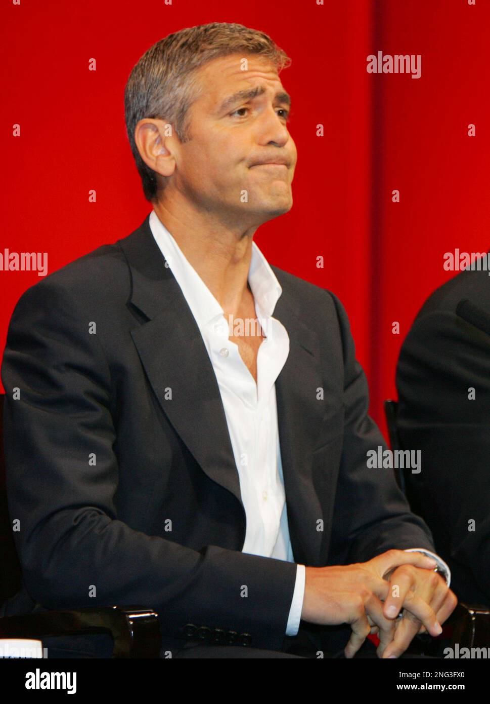 American actor George Clooney reacts to reporters' questions during a press conference in Tokyo Tuesday, July 31, 2007. Clooney is in Tokyo to promote his latest film, "Ocean's Thirteen." (AP Photo/Koji Sasahara) Stockfoto