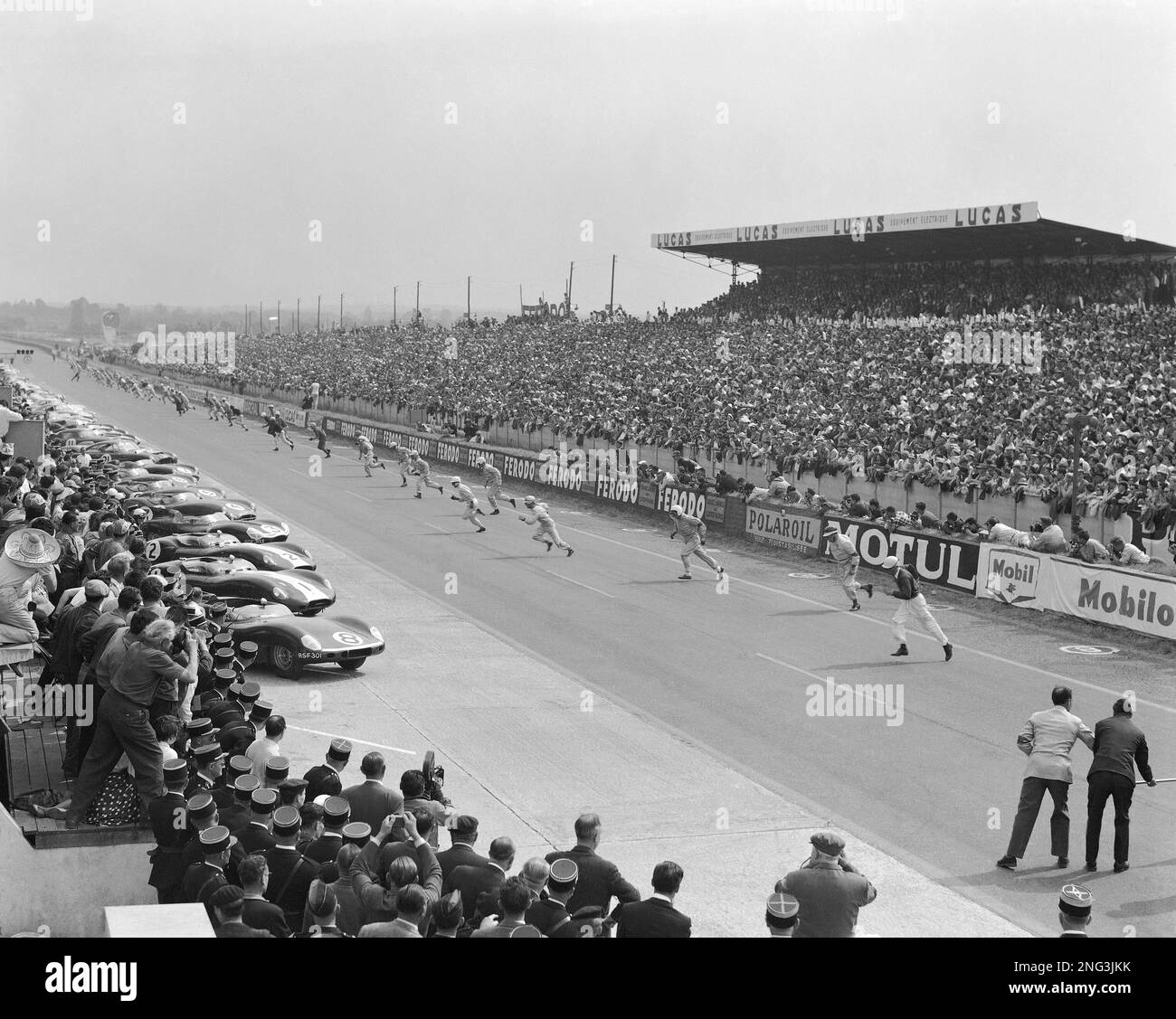 Drivers sprint across the track to their cars in the traditional "Le Mans start" at the 24 Hours of Le Mans race in France, June 20, 1959. The race was won by American Carroll Shelby and Briton Roy Salvadori co-driving an Aston Martin. (AP Photo/Jacques Marqueton) Stockfoto