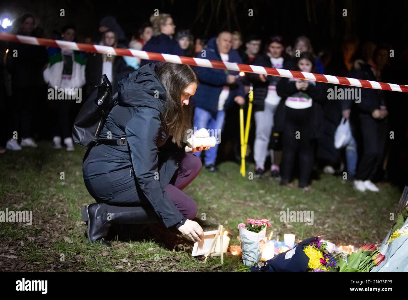 Culcheth, Warrington, Cheshire, Großbritannien. 17. Februar 2023. Culcheth, Warrington, Cheshire - nach der Erstochen von Brianna Ghey, 16, wurden an einem Schrein beim Gedenkgottesdienst in Culcheth, Cheshire, Blumengewähr verliehen. Brianna wurde am Samstag auf einem Pfad im Park gefunden. Ein Junge und ein Mädchen, beide 15 Jahre alt, wurden seither wegen Verdachts auf ihren Mord verhaftet. Credit: John Hopkins/Alamy Live News Stockfoto