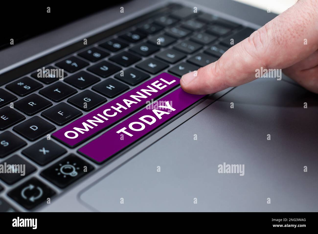 Textzeichen mit Omnichannel. Ein Wort über die Art des Einzelhandels, das die verschiedenen Einkaufsmethoden integriert Stockfoto