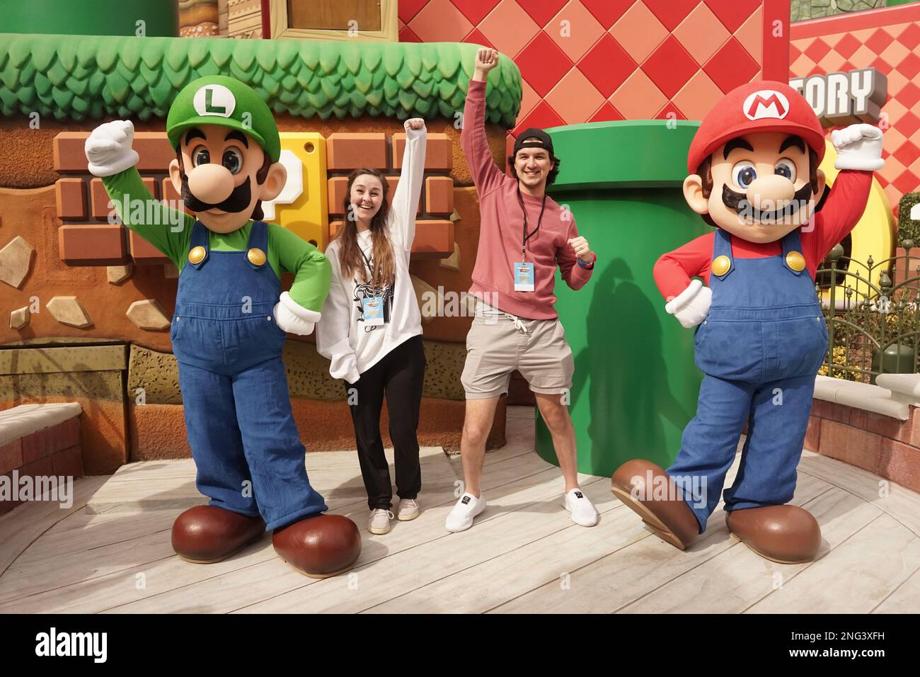 Los Angeles, USA. 16. Februar 2023. Mitarbeiter, die sich als Super Mario verkleidet haben, und Luigi interagieren am Preview Day in den Super Nintendo World of Universal Studios Hollywood in Los Angeles, USA, am 16. Februar 2023 mit Menschen. Die Universal Studios Hollywood eröffneten ihre Super Nintendo World am Freitag offiziell für die Öffentlichkeit, ein neues, intensives und interaktives Themenland. Kredit: Zeng Hui/Xinhua/Alamy Live News Stockfoto