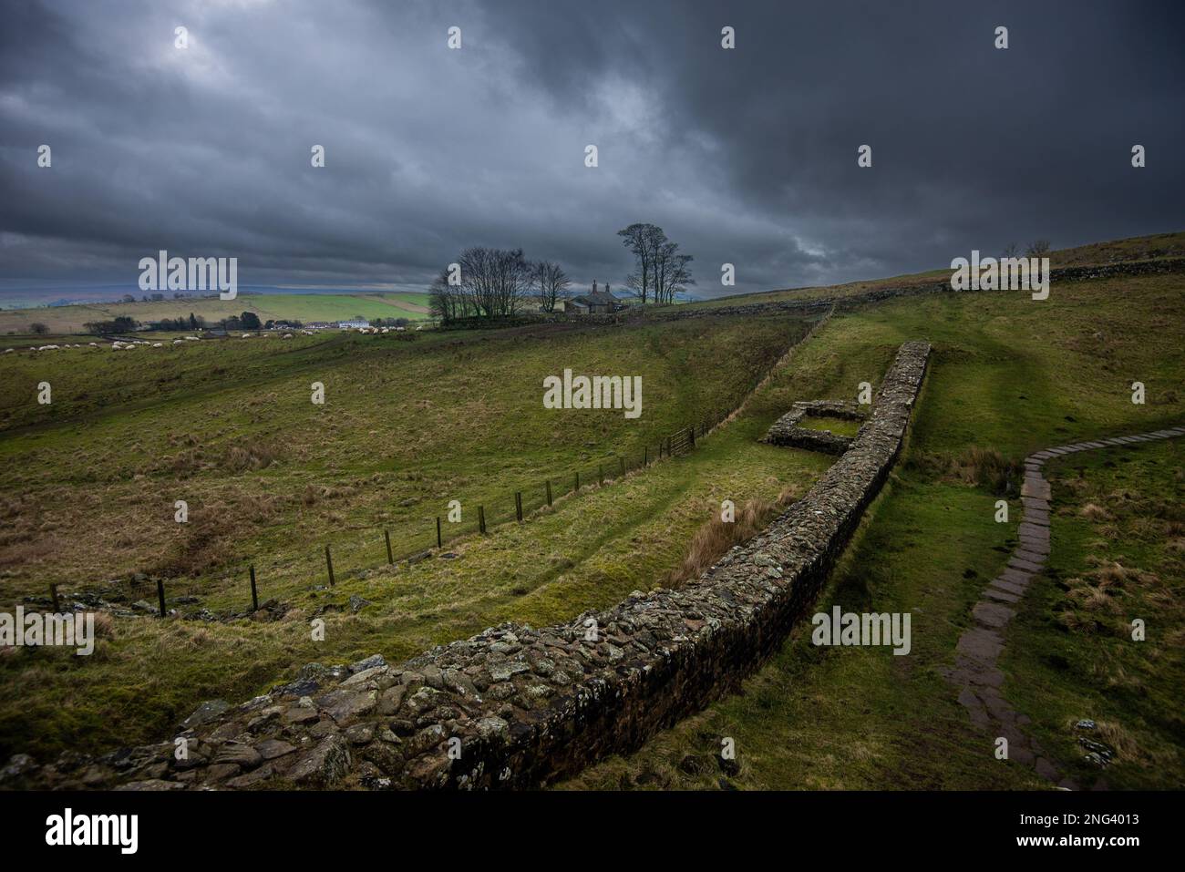 Sturmwolken über den Überresten eines Turms an der Hadrians Wall, westlich von Mile Castle 39, Steel Rigg, Northumberland Stockfoto