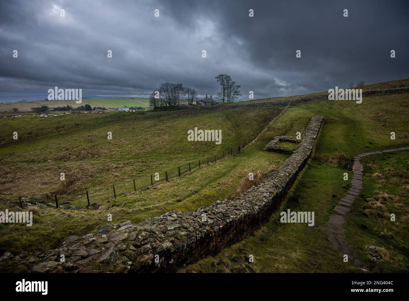 Sturmwolken über den Überresten eines Turms an der Hadrians Wall, westlich von Mile Castle 39, Steel Rigg, Northumberland Stockfoto
