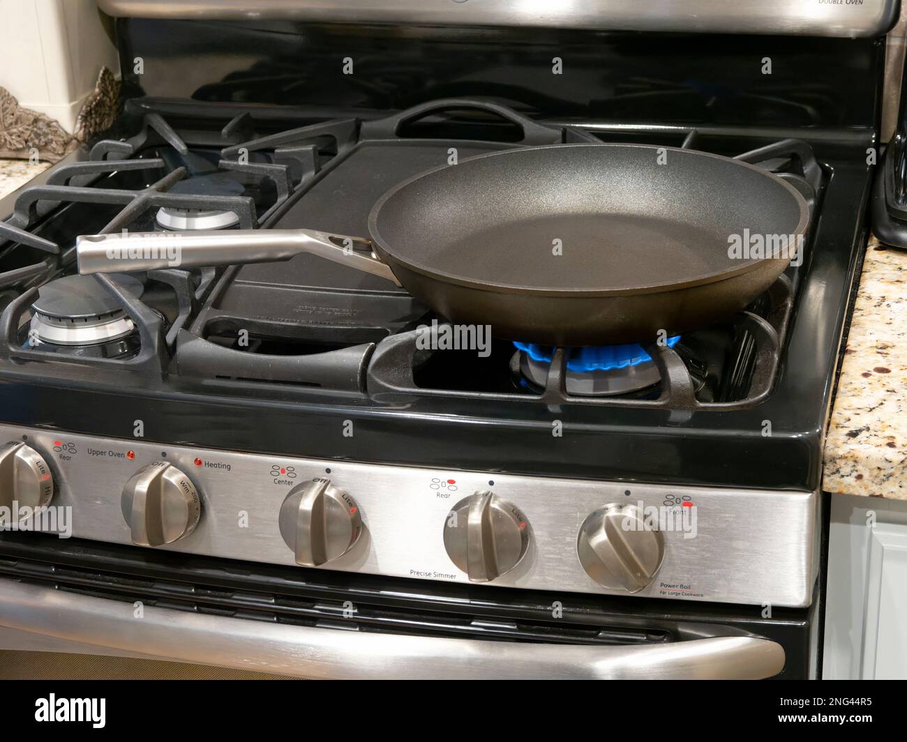 Leere Pfanne oder Bratpfanne zum Kochen auf einem Gasherd oder Herd in einem Heim in den USA. Stockfoto