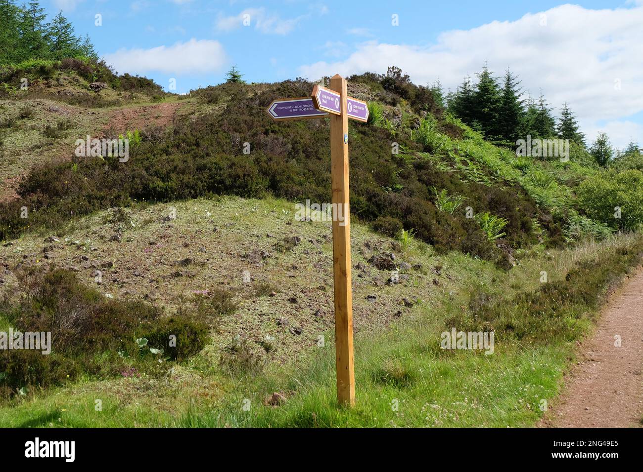 29. Juni 2014, Helensburgh, Argyll und Bute, Schottland. Wegweiser zu einem Aussichtspunkt abseits des John Muir Way in den Hügeln über Helensburgh. Stockfoto