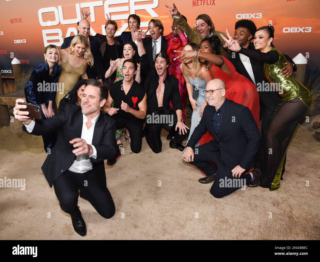 16. Februar 2023, Westwood, Kalifornien, USA: (L-R) Emily Levitan, Director, Original Series bei Netflix, Caroline Arapoglou, Shannon Burke, Bela Bajaria, Chief Content Officer bei Netflix, Julia Antonelli, Rudy Pankow, Austin North, Drew Starkey, Jonas Pate, Chase Stokes, Deion Smith, Charles Esten, Josh Pate, Madelyn Cline, Carlacia Grant, Peter Friedlander, Head of UCAN Scripted Series bei Netflix, Jonathan Daviss und Madison Bailey nehmen NUR an der Los Angeles Premiere von „Outer Banks Season 3“ (Kreditbild: © Billy Bennight/ZUMA Press Wire) TEIL. Nicht für kommerzielle USAG Stockfoto