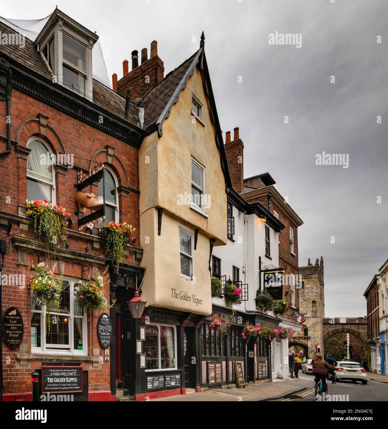 Der Golden Slipper wurde ursprünglich um 1500 als Haus erbaut und ist ein Pub der Kategorie II auf Goodramgate, im Stadtzentrum von York, England. Stockfoto