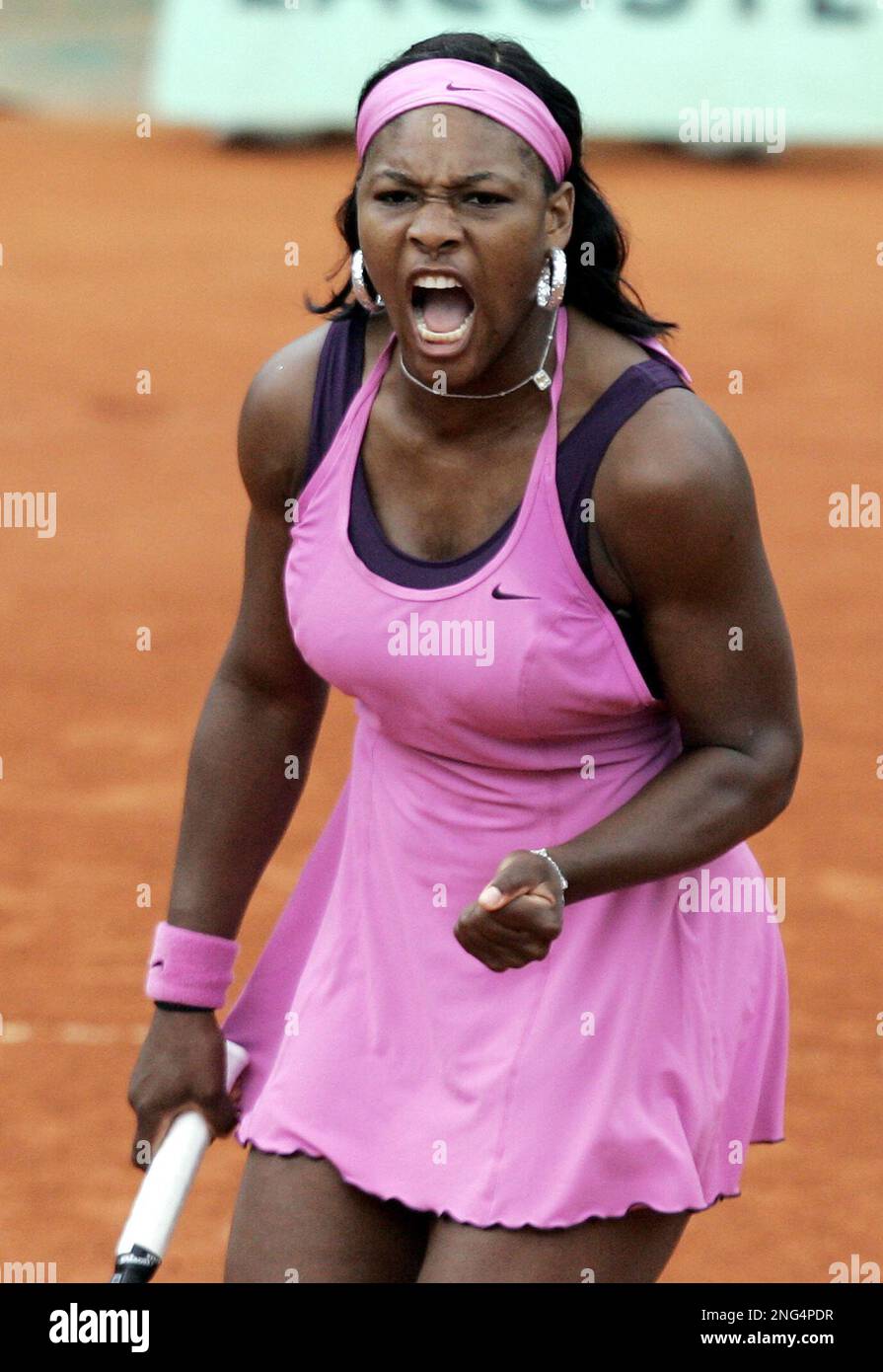 Serena Williams, of the United States, reacts after winning a point to Bulgaria's Tsvetana Pironkova during their first round match of the French Open tennis tournament, at the Roland Garros stadium, in Paris, Sunday, May 27, 2007. (AP Photo/Michel Spingler) Stockfoto