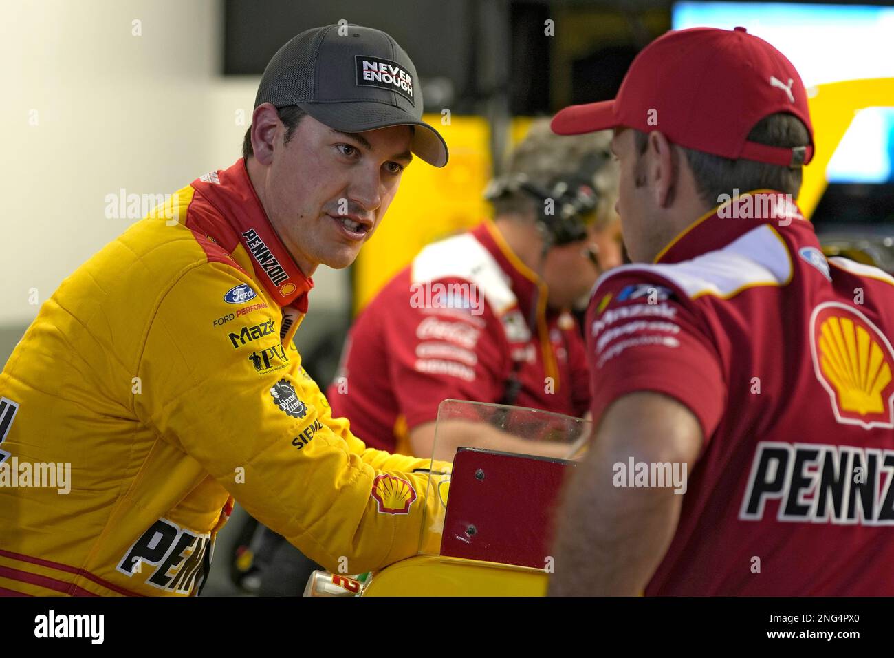 Joey Logano, left, talks to a crew member after a practice for the NASCAR Daytona 500 auto race Friday, Feb. 17, 2023, at Daytona International Speedway in Daytona Beach, Fla. (AP Photo/Chris O'Meara) Stockfoto