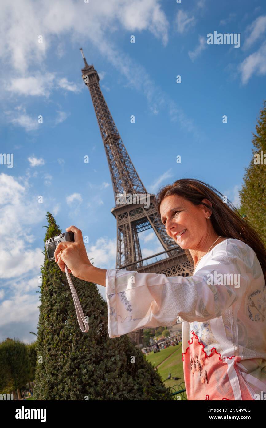 Frau nimmt "Selfie" mit Eiffelturm, Paris, Frankreich Stockfoto