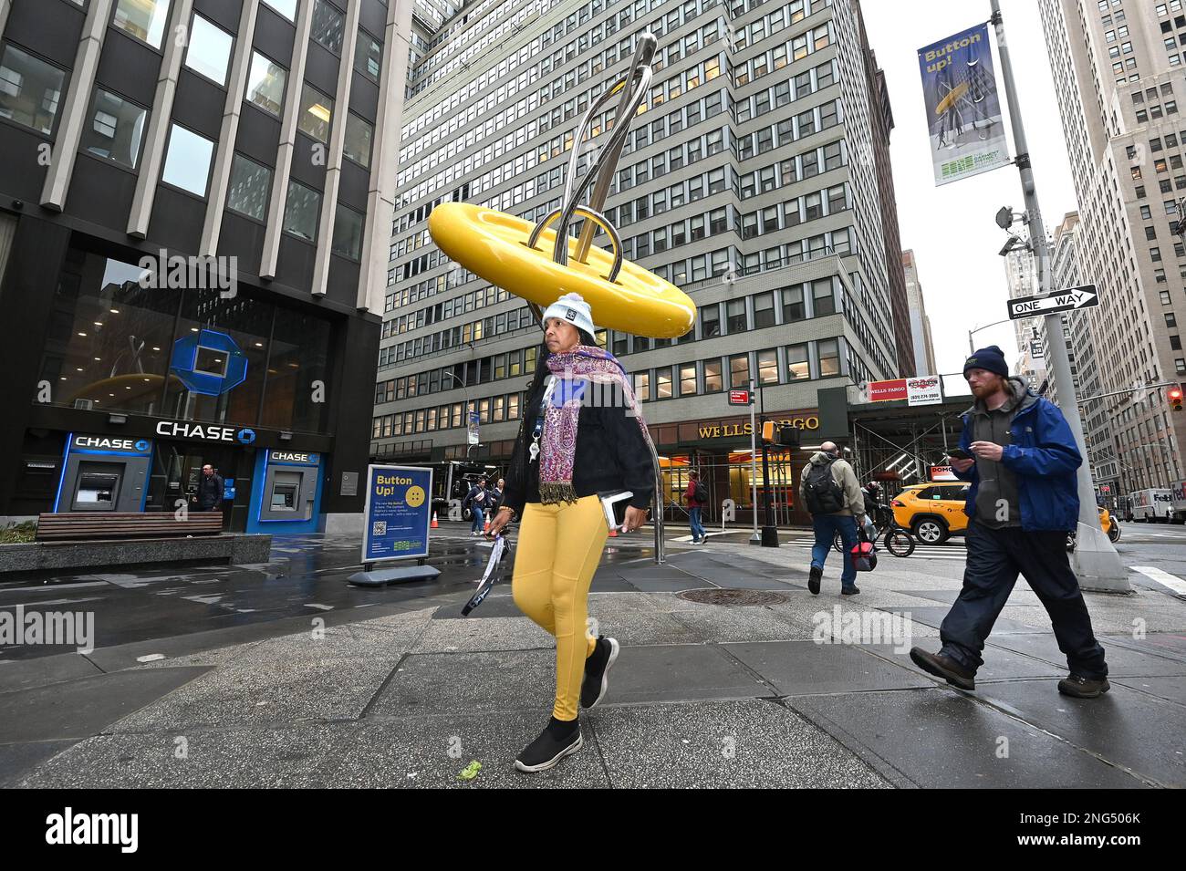 New York, USA. 17. Februar 2023. Blick auf die neue riesige „Button“-Skulptur im Garment District of New York City, NY, 17. Februar 2023. Die renovierte Skulptur befindet sich in der 39. Street und der 7. Avenue und ist nun 28 Meter hoch. Die gelbe Aluminiumscheibe hat einen Durchmesser von 15 Metern. (Foto: Anthony Behar/Sipa USA) Guthaben: SIPA USA/Alamy Live News Stockfoto