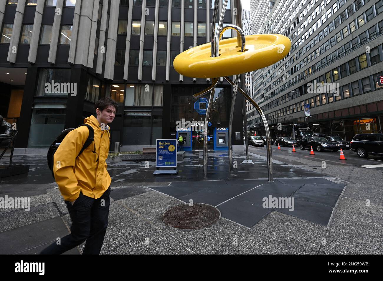 New York, USA. 17. Februar 2023. Blick auf die neue riesige „Button“-Skulptur im Garment District of New York City, NY, 17. Februar 2023. Die renovierte Skulptur befindet sich in der 39. Street und der 7. Avenue und ist nun 28 Meter hoch. Die gelbe Aluminiumscheibe hat einen Durchmesser von 15 Metern. (Foto: Anthony Behar/Sipa USA) Guthaben: SIPA USA/Alamy Live News Stockfoto