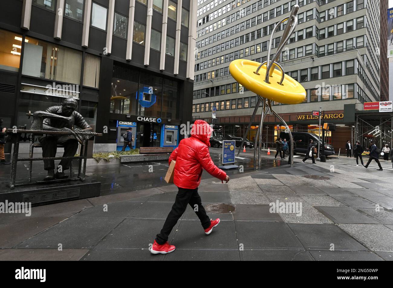 New York, USA. 17. Februar 2023. Blick auf die neue riesige „Button“-Skulptur im Garment District of New York City, NY, 17. Februar 2023. Die renovierte Skulptur befindet sich in der 39. Street und der 7. Avenue und ist nun 28 Meter hoch. Die gelbe Aluminiumscheibe hat einen Durchmesser von 15 Metern. (Foto: Anthony Behar/Sipa USA) Guthaben: SIPA USA/Alamy Live News Stockfoto