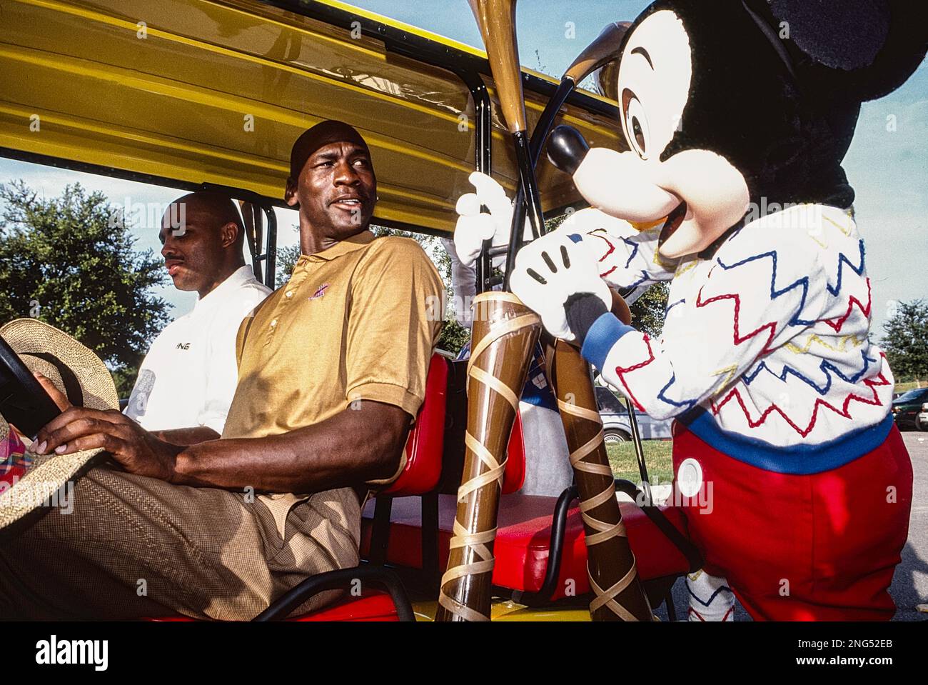 Basketball NBA Michael Jordan, Chicago Bulls mit Charles Barkley und Mickey Maus auf dem Barkley Celebrity Golf Classic 1993. Stockfoto