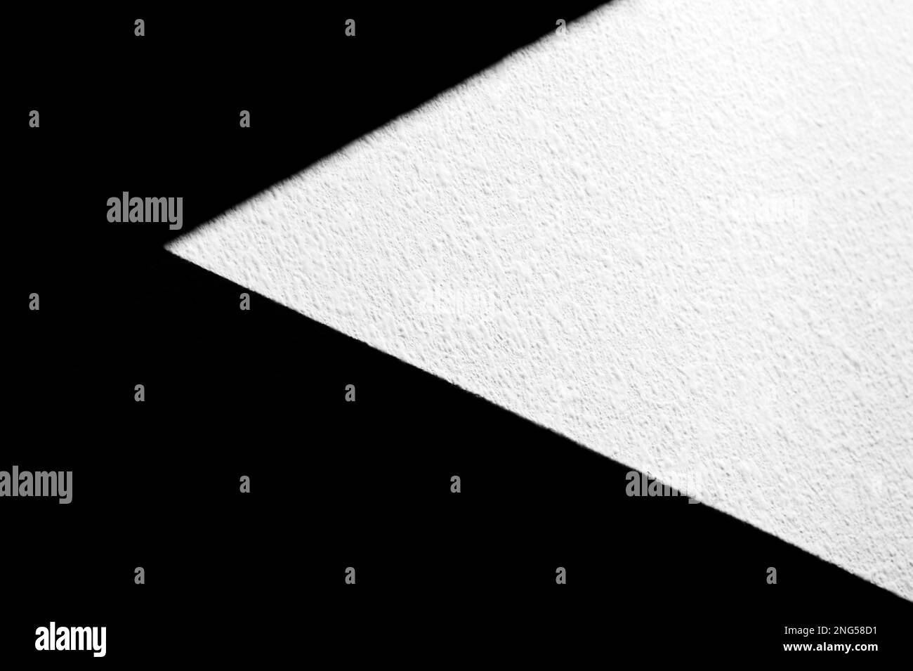 Abstrakte Formen, Innenwand mit Dreiecken, Licht Trennungen und Muster in Schwarz und Weiß. Stockfoto