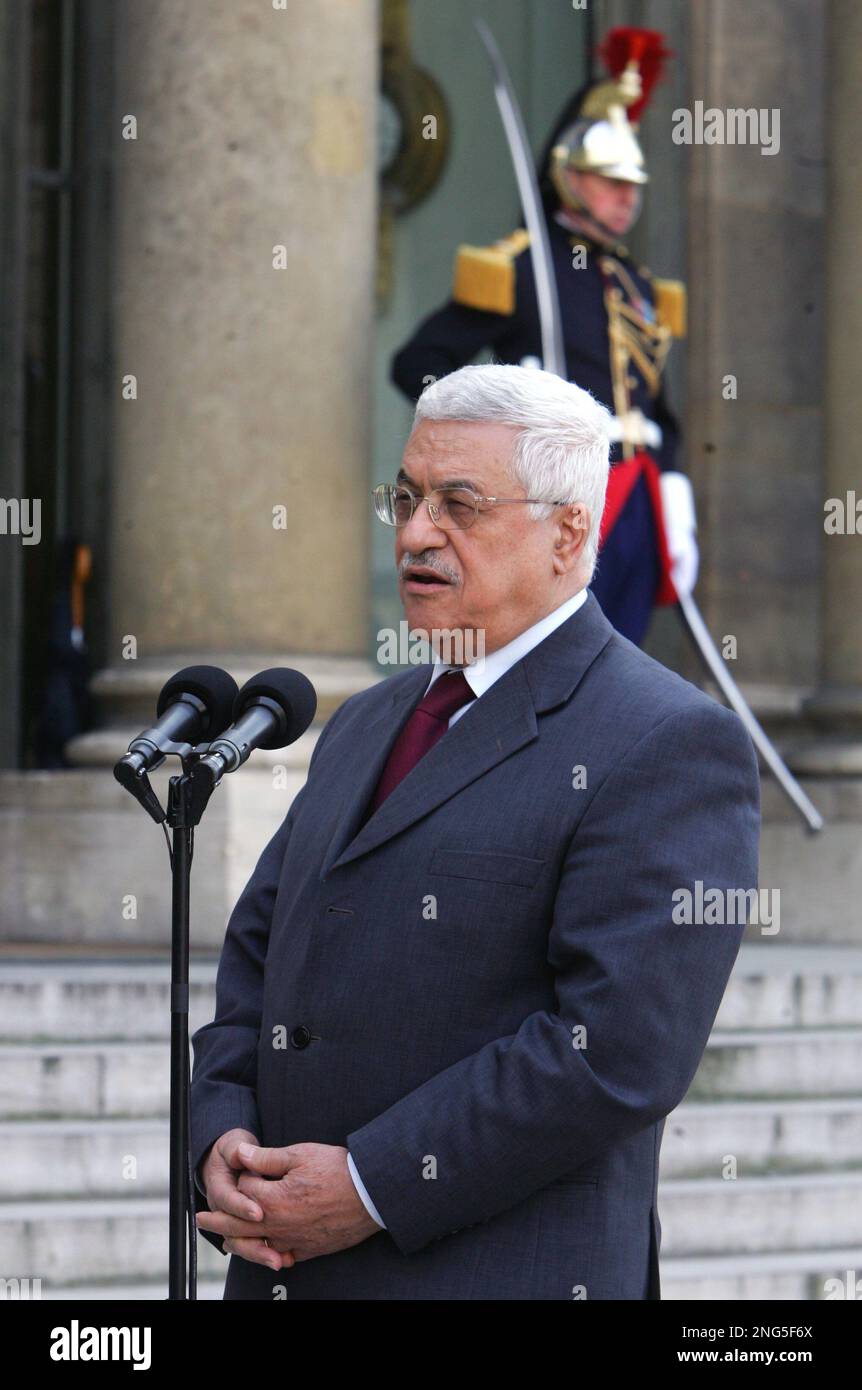 Palestinian President Mahmoud Abbas addresses reporters following his talks with French President Jacques Chirac, at the Elysee Palace in Paris, Tuesday April 17, 2007. (AP Photo/Remy de la Mauviniere) Stockfoto