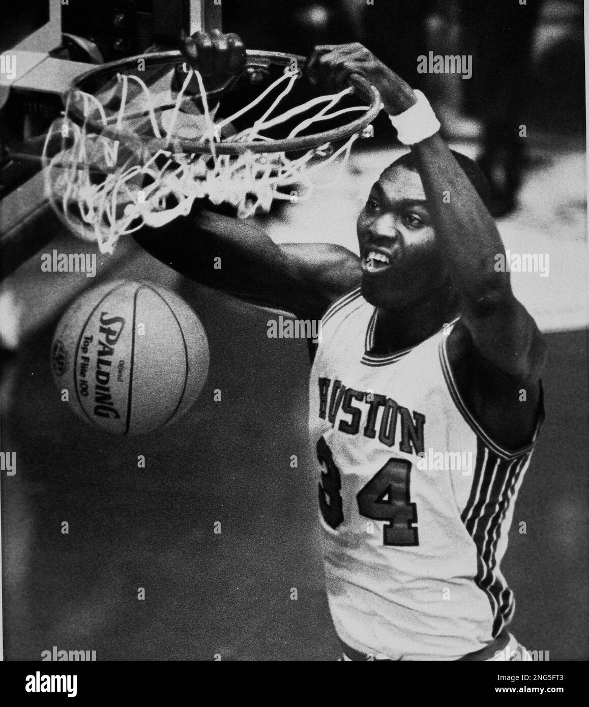 University of Houston's Akeem Abdul Olajuwon is shown during the final round of NCAA Basketball Championship in Albuquerque, N.M., April 1983. (AP Photo) Stockfoto