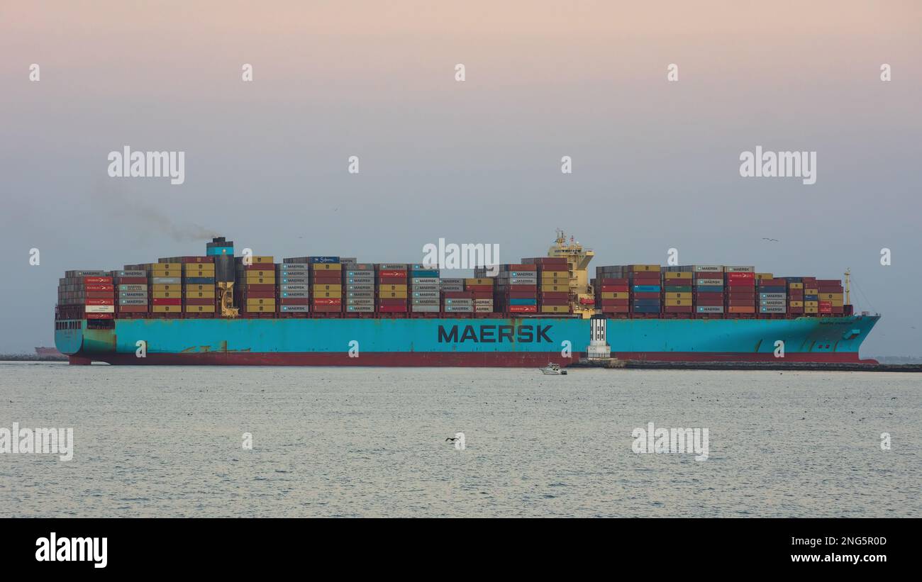 Port of Los Angeles, Califonia, USA - 28. Januar 2023: Ein Maersk Containerschiff, das den Hafen in der Abenddämmerung verlässt. Stockfoto