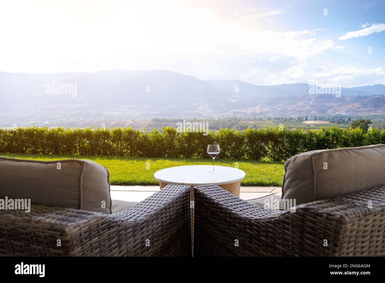 Wunderschöne Aussicht auf das Weingut, ein Glas Wein, Terrasse, Weinprobe, Okanagan Weingut. Stockfoto