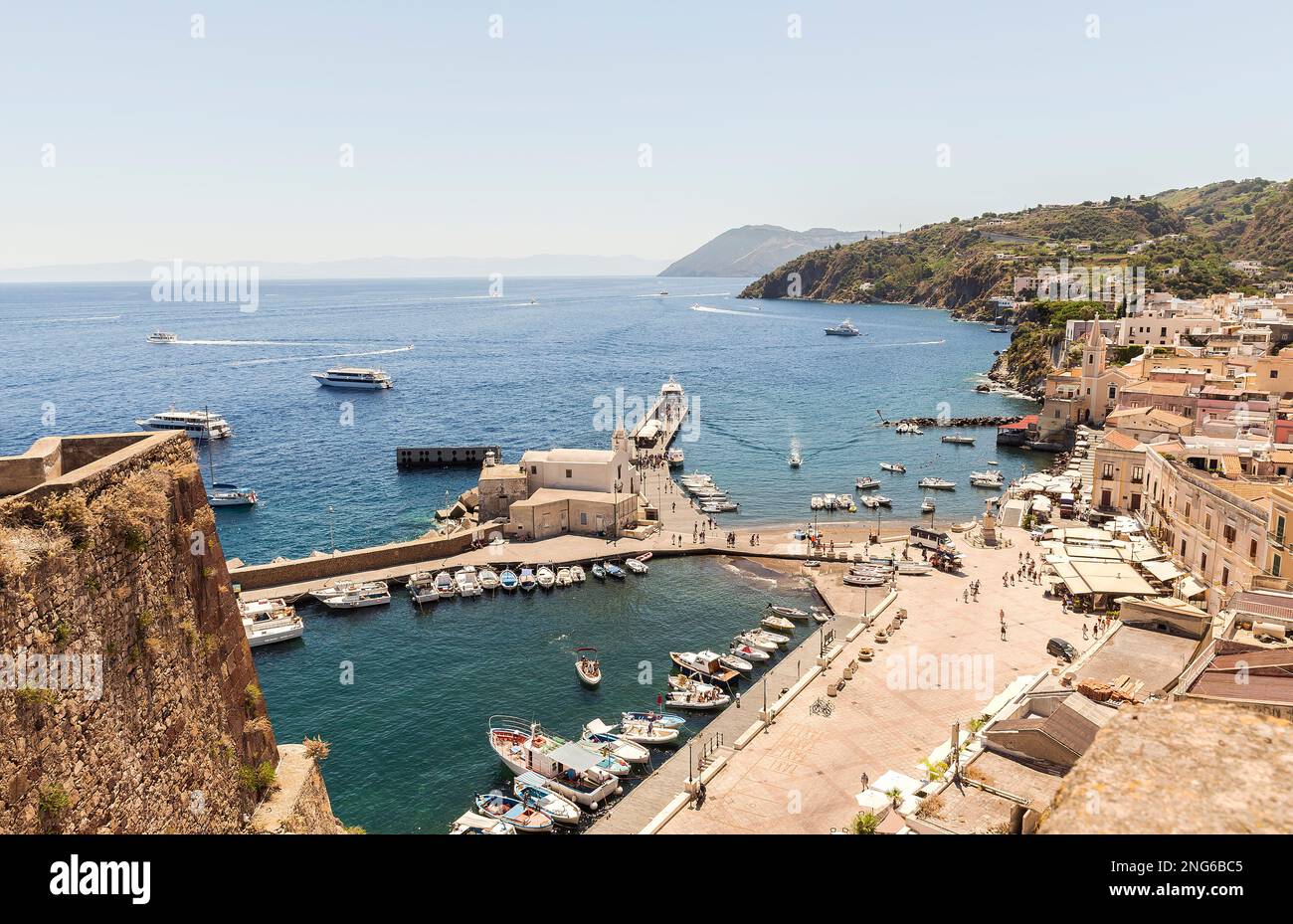 Atemberaubende Meereslandschaften der Äolischen Inseln (Isole Eolie) in Lipari, Provinz Messina, Sizilien, Italien. Stockfoto