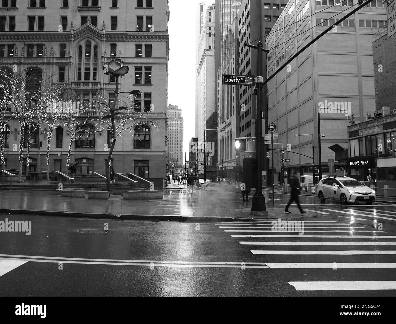 Straßenbilder von New York City im Regen und in Schwarz-Weiß. Zufällige Bilder, die Walker im Regen zeigen. Stockfoto