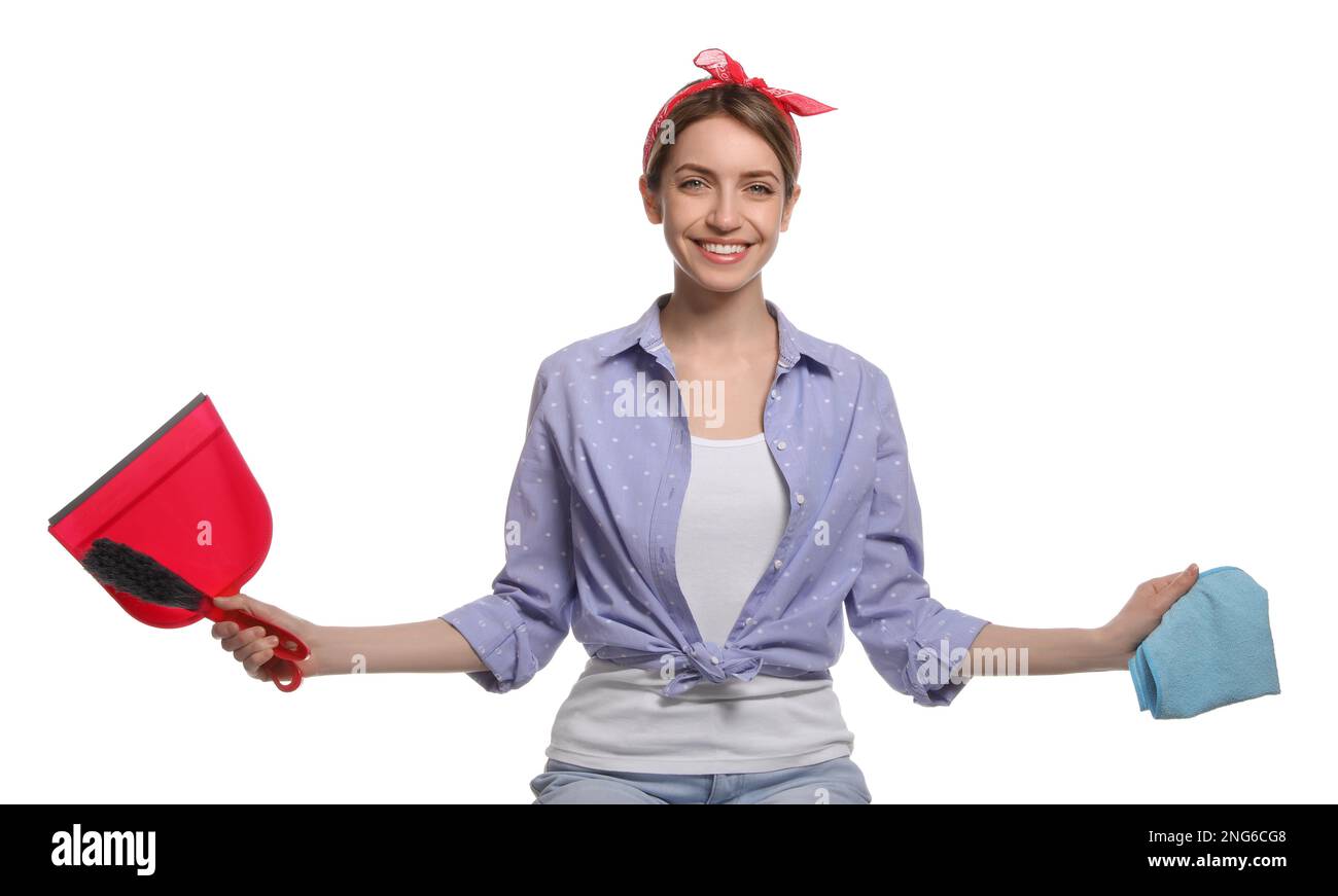 Junge Hausfrau mit Kehrschaufel, Pinsel und Lappen auf weißem Hintergrund Stockfoto