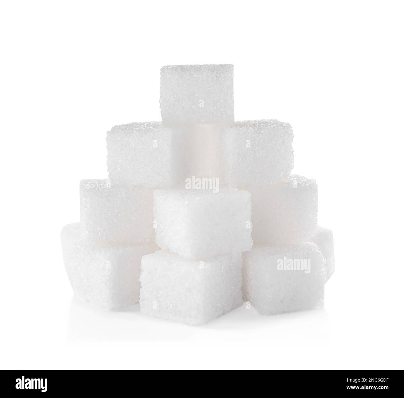 Ein Haufen Zuckerwürfel auf weißem Hintergrund Stockfoto
