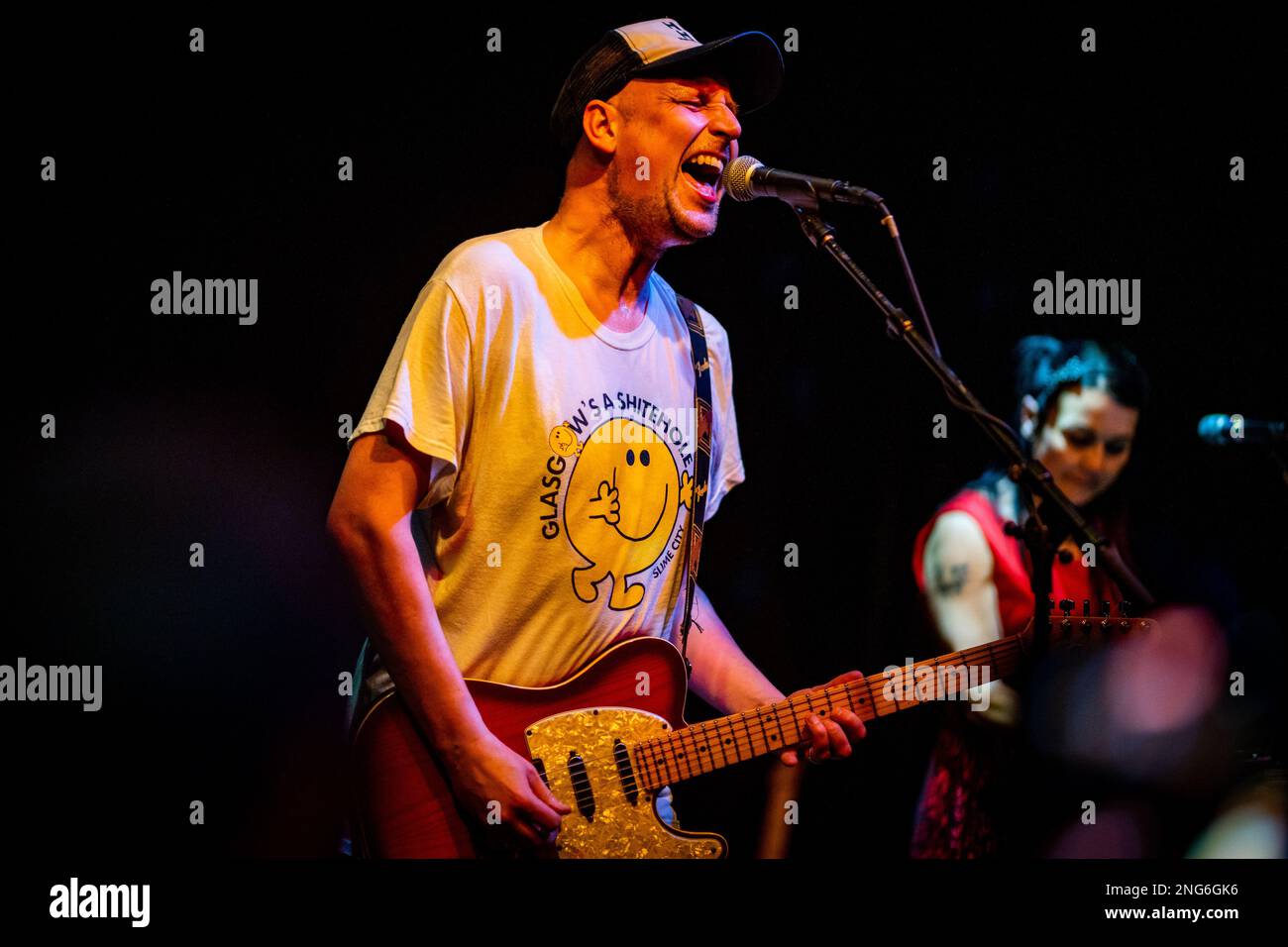 Edinburgh, Schottland. Freitag, 17. Februar 2023. Schottische Band-bis spielen ein ausverkauftes Konzert in den Voodoo Rooms in Edinburgh. Bis besteht aus Steven Clark (Sci-Fi Steven), John Clark (John Disco) und Amanda MacKinnon (Manda Rin) und wurde 1994 gegründet. Im Oktober 2022 veröffentlichten sie ihr sechstes Album „Systems Music for Home Defence“. Stockfoto