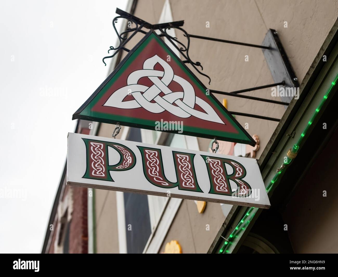 Irish Triangle Pub-Schild außerhalb des Unternehmens in Wabasha, Minnesota, USA. Stockfoto