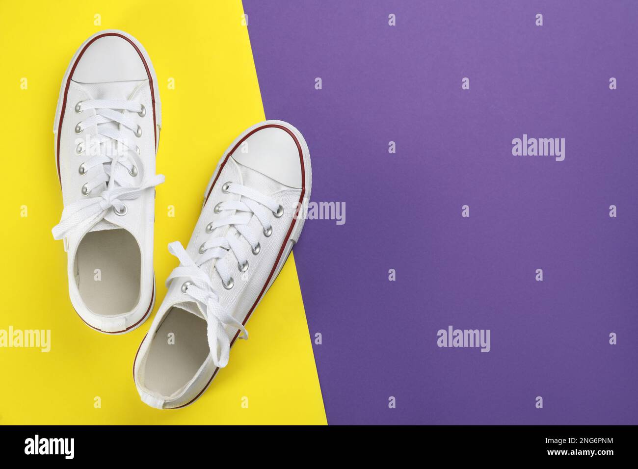 Stylische Sneakers auf farbigem Hintergrund, flach liegend. Platz für Text  Stockfotografie - Alamy