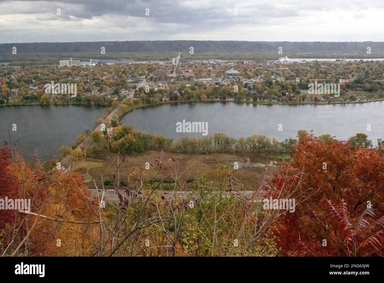 Blick auf die Stadt Winona aus einer Höhe von 575 m. Vom Bluff von Garvin Heights. Winona wurde 1851 von Captain Orrin Smith gegründet. Stockfoto