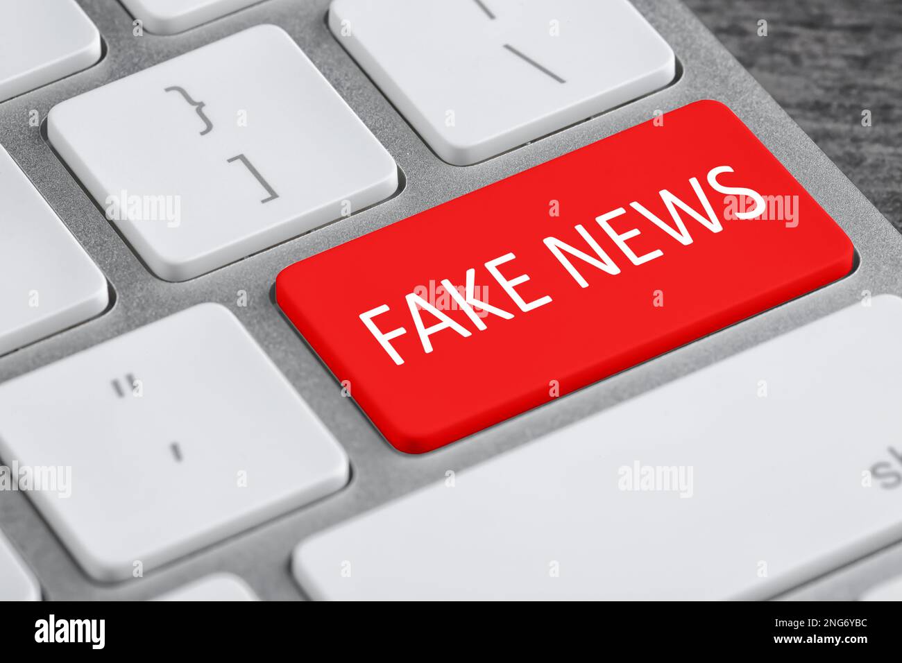 Moderne Computertastatur mit Text-FAKE-NEWS-ein-Taste, Nahaufnahme Stockfoto