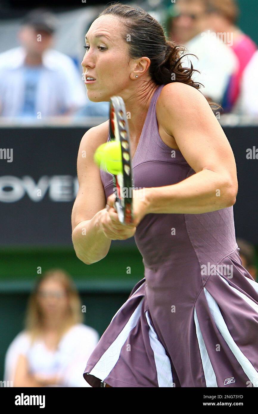 Jelena Jankovic of Serbia makes a backhand return against Vera Zvonareva of Russia in their final of the WTA Tour ASB Classic tennis tournament in Auckland, New Zealand, Saturday, Jan. 6, 2007. Jankovic won the final 7-6 (9), 5-7, 6-3. (AP Photo/NZPA, Wayne Drought) ** NEW ZEALAND OUT ** Stockfoto