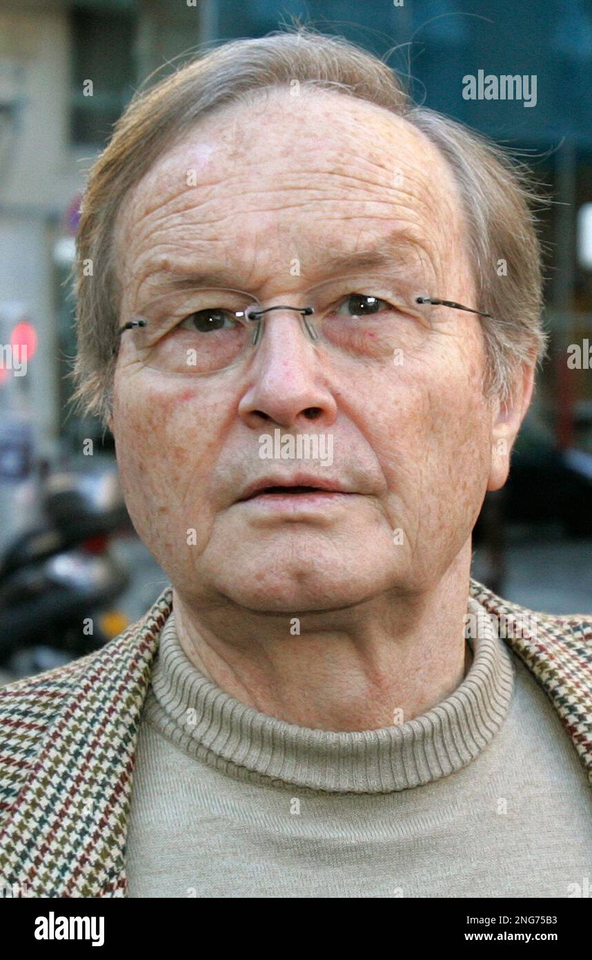 French former lawyer Jean Maurice Agnelet arrives at the courthouse of Nice, southern France, on the last day of his trial, Wednesday, Dec. 20, 2006. Agnelet is on trial suspected in the murder of his lover, Agnes Leroux, who disappeared in 1977. The court is expected to pass sentence later Wednesday.(AP Photo/Lionel Cironneau) Stockfoto