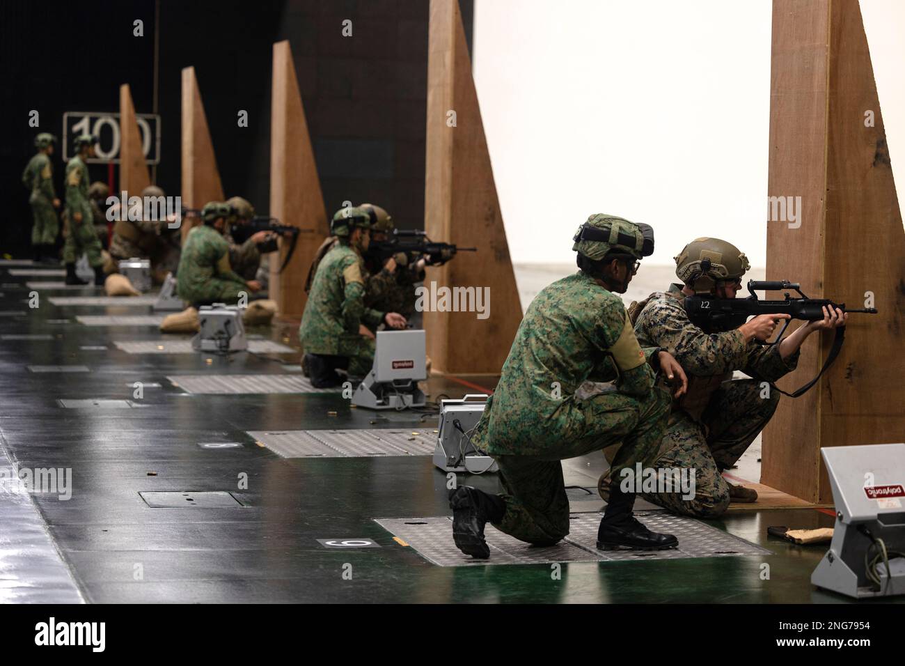 Soldaten der Singapore Army mit 3. Bataillons, 7. Singapur-Infanterie-Brigade, beobachten die USA Marines mit Marine Rotational Force-Southeast Asia (MRF-SEA), I Marine Expeditionary Force, feuern Singapurs Kampfgewehre 21 auf einer Reichweite von 100 m während der Übung Valiant Mark 2022 im Multi-Mission Range Complex auf dem Pasir LABA Camp, Singapur, 2. Dezember 2022. Valiant Mark ist eine jährliche, bilaterale Trainingsübung, die darauf abzielt, die Interoperabilität zu verbessern, gegenseitige Verteidigungsfähigkeiten aufzubauen und die Beziehungen zwischen dem Militär und dem Militär zwischen den USA zu stärken Marine Corps und Singap Stockfoto