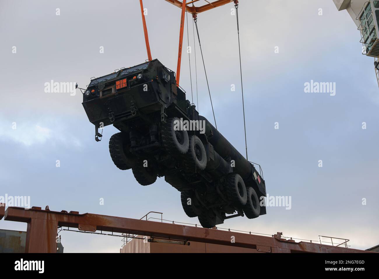 Am 15. Februar 2023 wird ein Tankwagen aus dem Schiff gehoben und zum Hafen von Sorreisa, Norwegen, transportiert. JExercise Arctic Forge 23 ist ein US-amerikanisches Unternehmen Army Europe and Africa leitete eine Dachübung, bei der die Gastgeberländer die Verteidigungsübung North in Finnland und Joint Viking in Norwegen nutzen, die vom 16. Februar bis zum 17. März 2023 stattfand und sich auf den Aufbau von Fähigkeiten und die Zusammenarbeit zur Unterstützung der USA konzentrierte Arktis-Strategie der Armee. (USA (Reisepass Nr.: SPC. Samuel Signor) Stockfoto