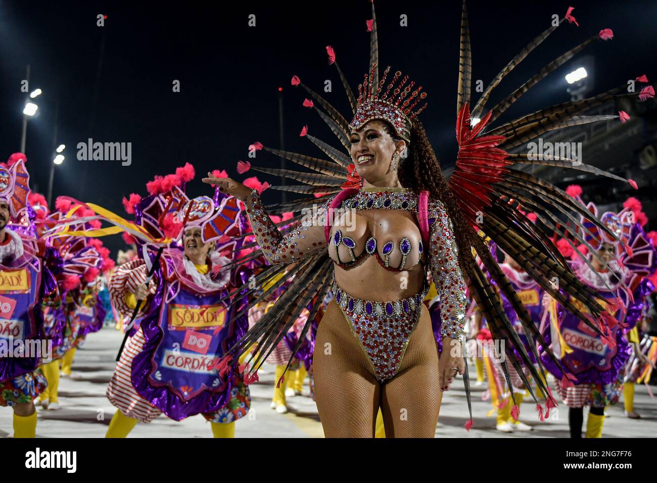 Rio De Janeiro, Brasilien. 17. Februar 2023. RJ - Rio de Janeiro - 02/17/2023 - CARNIVAL RIO 2023, GOLD SERIES SAMBA SCHOOL PARADE - Mitglieder der Arranco do Engenho de Dentro Samba School während einer Präsentation bei der Gold Series Parade in Rio de Janeiro im Marques de Sapucai Sambadrome diesen Freitag (17)./Sipa USA Credit: SIPA USA/Alamy Live News Stockfoto