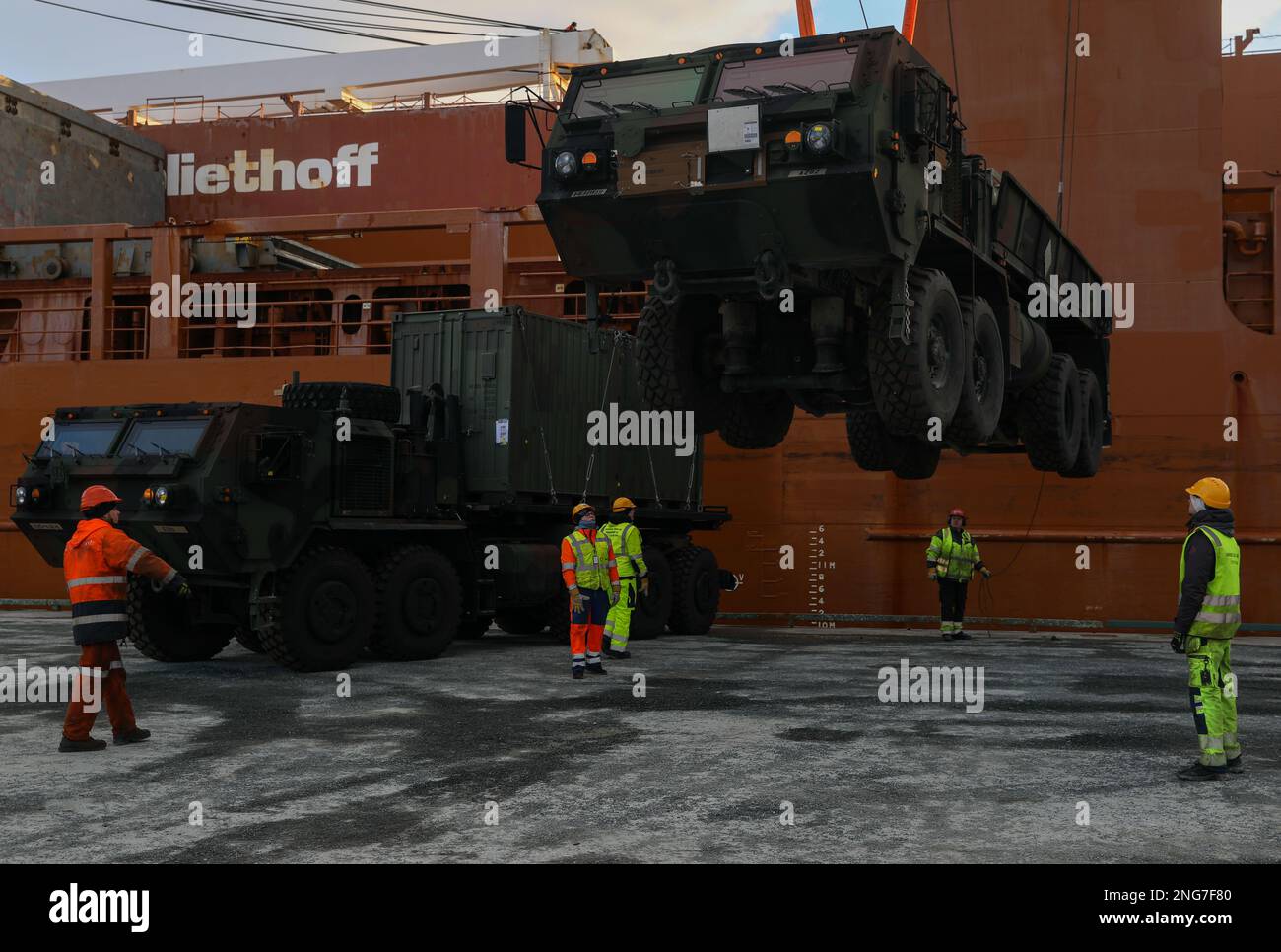 Am 15. Februar 2023 wird ein schweres, erweitertes Mobilitätsfahrzeug der 41. Artilleriebrigade aus dem Schiff gehoben und in den Hafen von Sorreisa, Norwegen, transportiert.Exercise Arctic Forge 23 ist ein US-amerikanisches Unternehmen Army Europe and Africa leitete eine Dachübung, bei der die Gastgeberländer die Verteidigungsübung North in Finnland und Joint Viking in Norwegen nutzen, die vom 16. Februar bis zum 17. März 2023 stattfand und sich auf den Aufbau von Fähigkeiten und die Zusammenarbeit zur Unterstützung der USA konzentrierte Arktis-Strategie der Armee. (USA (Reisepass Nr.: SPC. Samuel Signor) Stockfoto