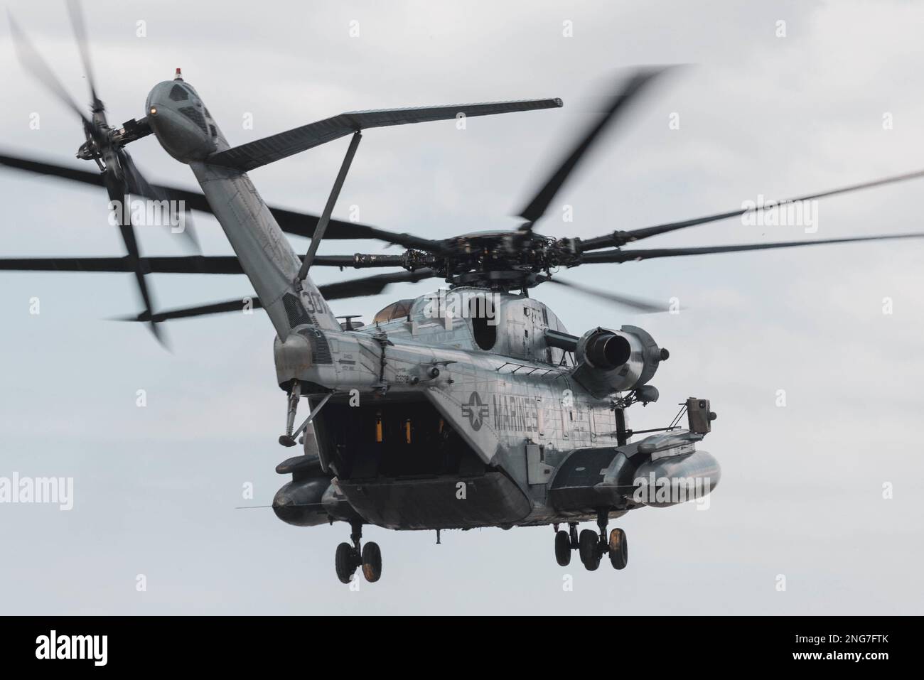 EIN US-AMERIKANISCHER Marine Corps CH-53E Super-Hengst, zugewiesen an 1. Marine Aircraft Wing, III Marine Expeditionary Force, transportiert USA Air Force Sanitäter während der Dschungelkriegsübung auf Okinawa, Japan, 16. Februar 2023. JWX 23,1 ist eine groß angelegte Übung vor Ort, die darauf ausgerichtet ist, die integrierten Fähigkeiten gemeinsamer und verbundener Partner zu nutzen, um das Bewusstsein für alle Bereiche, Manöver und Brände in einer verteilten maritimen Umgebung zu stärken. (USA Marinekorps (Foto: Lance CPL. Tyler Andrews) Stockfoto