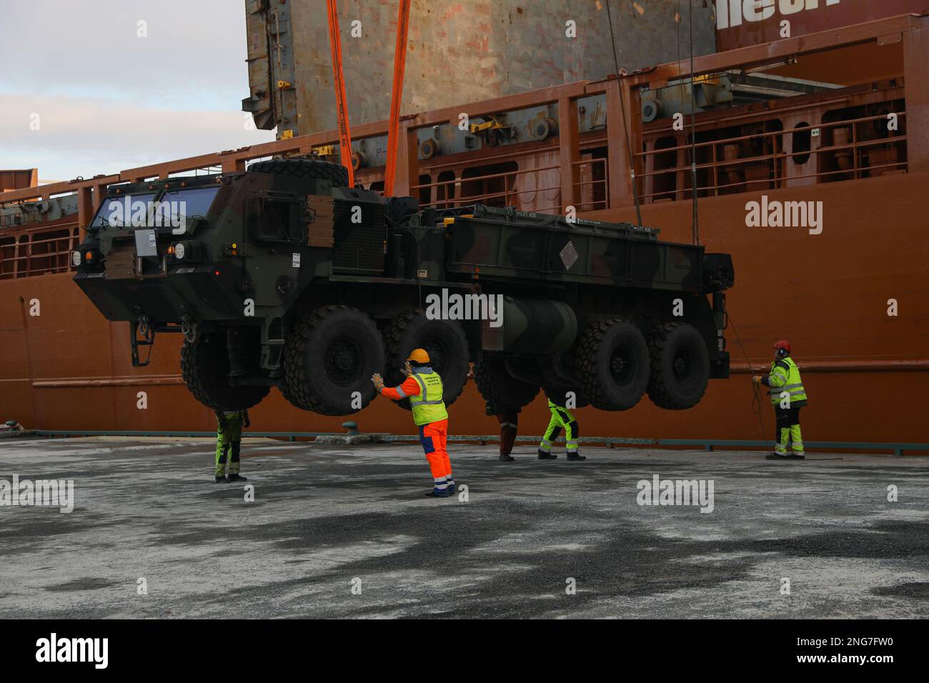 Am 15. Februar 2023 wird ein schweres, erweitertes Mobilitätsfahrzeug der Artilleriebrigade 41. aus dem Schiff gehoben und in den Hafen von Sorreisa, Norwegen, transportiert. Übung Arctic Forge 23 ist ein US-amerikanisches Army Europe and Africa leitete eine Dachübung, bei der die Gastgeberländer die Verteidigungsübung North in Finnland und Joint Viking in Norwegen nutzen, die vom 16. Februar bis zum 17. März 2023 stattfand und sich auf den Aufbau von Fähigkeiten und die Zusammenarbeit zur Unterstützung der USA konzentrierte Arktis-Strategie der Armee. (USA (Reisepass Nr.: SPC. Samuel Signor) Stockfoto
