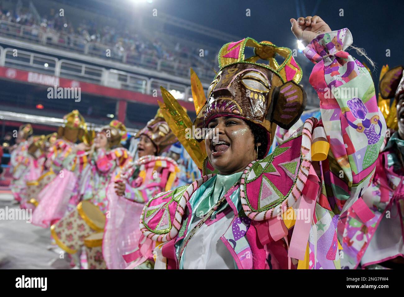 Rio De Janeiro, Brasilien. 17. Februar 2023. RJ - Rio de Janeiro - 02/17/2023 - CARNIVAL RIO 2023, GOLD SERIES SAMBA SCHOOL PARADE - Mitglieder der Arranco do Engenho de Dentro Samba School während einer Präsentation bei der Gold Series Parade in Rio de Janeiro im Marques de Sapucai Sambadrome diesen Freitag (17)./Sipa USA Credit: SIPA USA/Alamy Live News Stockfoto