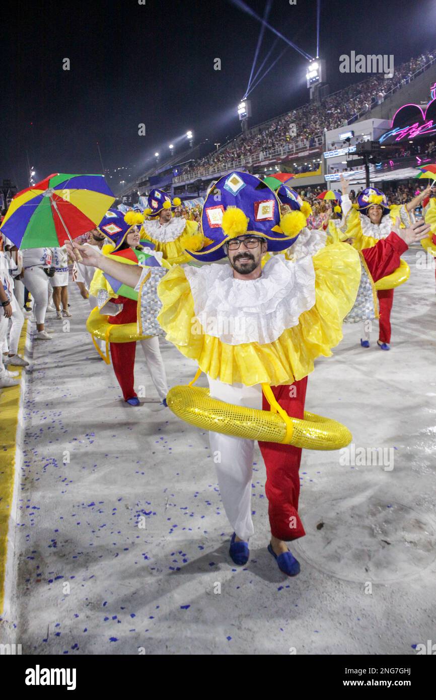 Rio De Janeiro, Brasilien. 17. Februar 2023. GRES Arraco do Engenho de Dentro während der Golden Serie Samba Schools Parade des Rio Carnival, die im Marques de Sapucaí Sambadrome im Zentrum von Rio de Janeiro, RJ, stattfindet. Kredit: Luiz Gomes/FotoArena/Alamy Live News Stockfoto