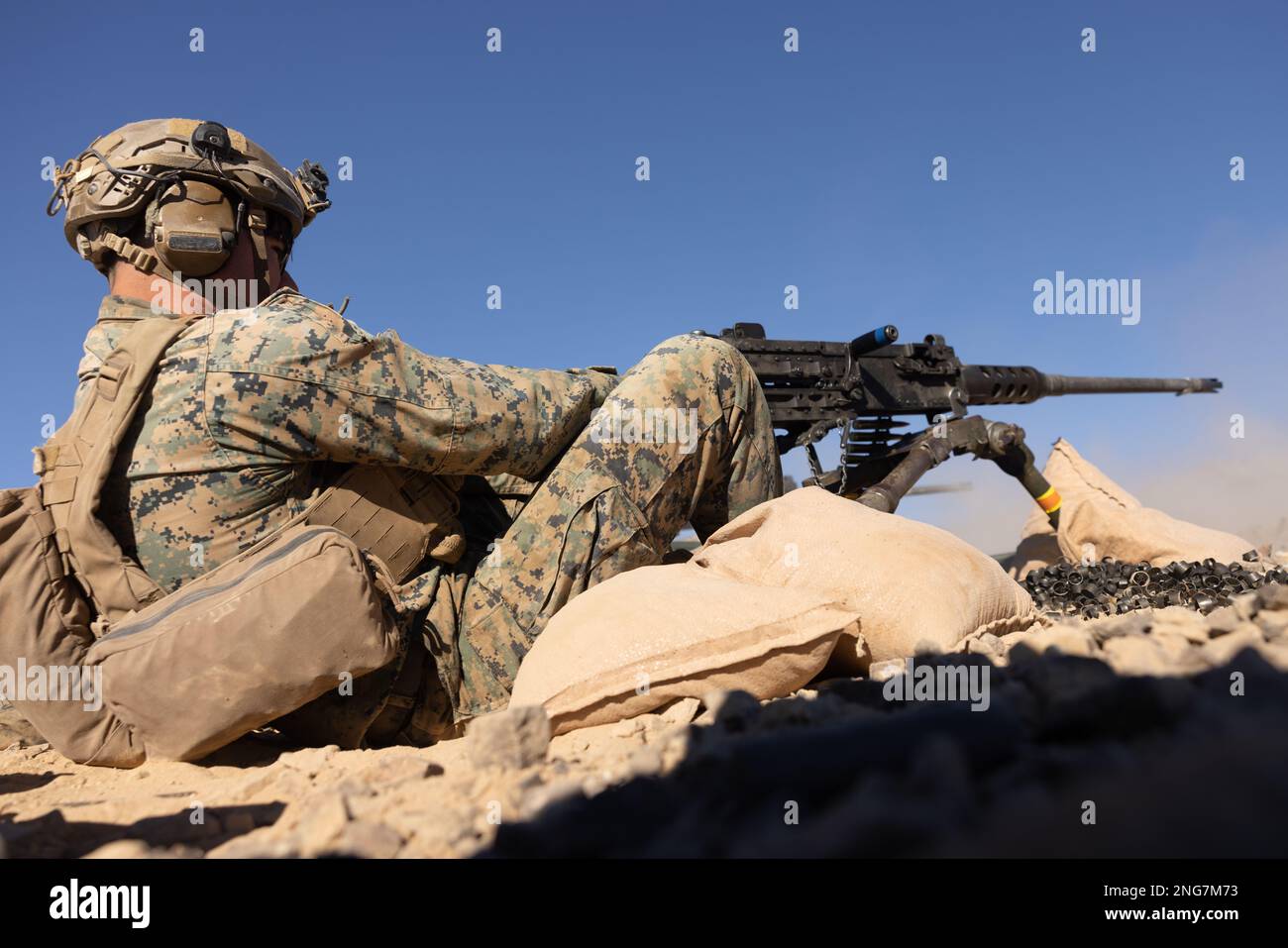 USA Elijah Simpson, ein Panzerabwehr-Raketenschütze mit 3D Littoral Combat Team, 3D Marine Littoral Regiment, 3D Marine Division, feuert ein Maschinengewehr Kaliber 50 auf Range 400, einem Kombiwaffenstützpunkt auf Unternehmensebene, während der Marine Littoral Regiment Training Übung (MLR-TE) am Marine Corps Air Ground Combat Center Twentynine Palms, Kalifornien 10. Februar 2023. MLR-TE ist eine groß angelegte Übung auf Dienstebene, die dazu dient, die 3D MLR als Teil einer Marine Air-Ground Task Force unter der Leitung der 3D Marine Division, die als Stand-in-Truppe in einem Streit tätig ist, auszubilden, zu entwickeln und mit ihr zu experimentieren Stockfoto