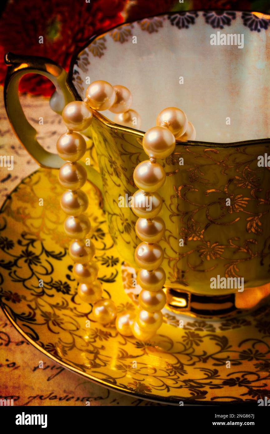 Perlen Verteilen Teetasse Stockfoto