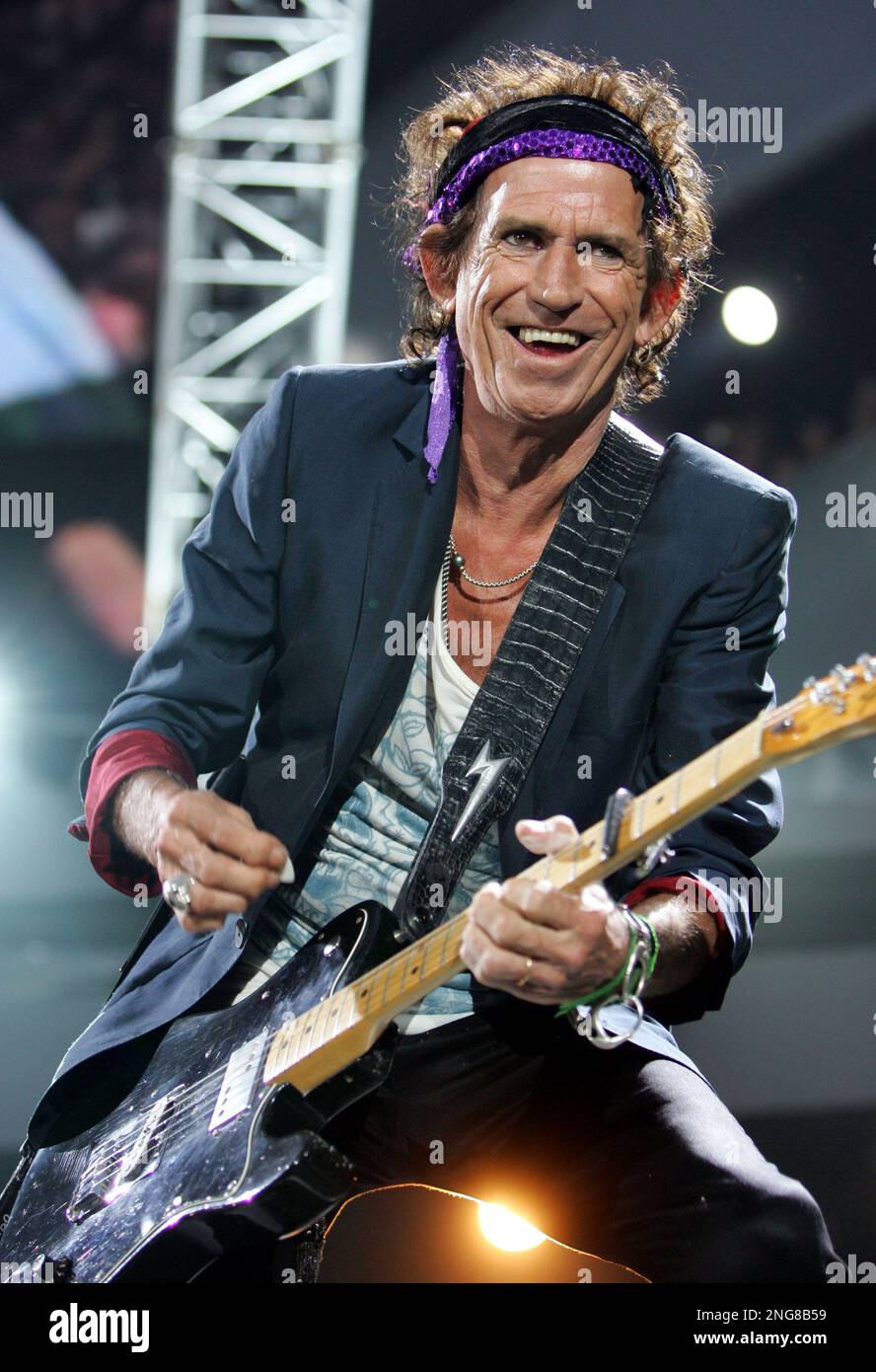 Rolling Stones guitarist Keith Richards performs during their concert at the Stade de France, North of Paris, Friday July 28, 2006.(AP Photo/Remy de la Mauviniere) Stockfoto