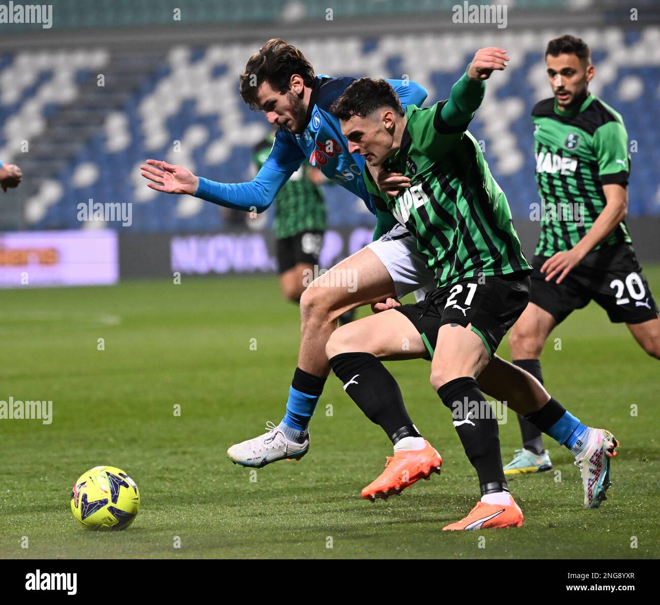 Reggio Emilia, Italien. 17. Februar 2023. Neapels Khvicha Kvaratskhelia (L) spielt mit Sassuolos Nadir Zortea bei einem Fußballspiel der Serie A zwischen Sassuolo und Neapel in Reggio Emilia, Italien, am 17. Februar 2023. Kredit: Alberto Lingria/Xinhua/Alamy Live News Stockfoto