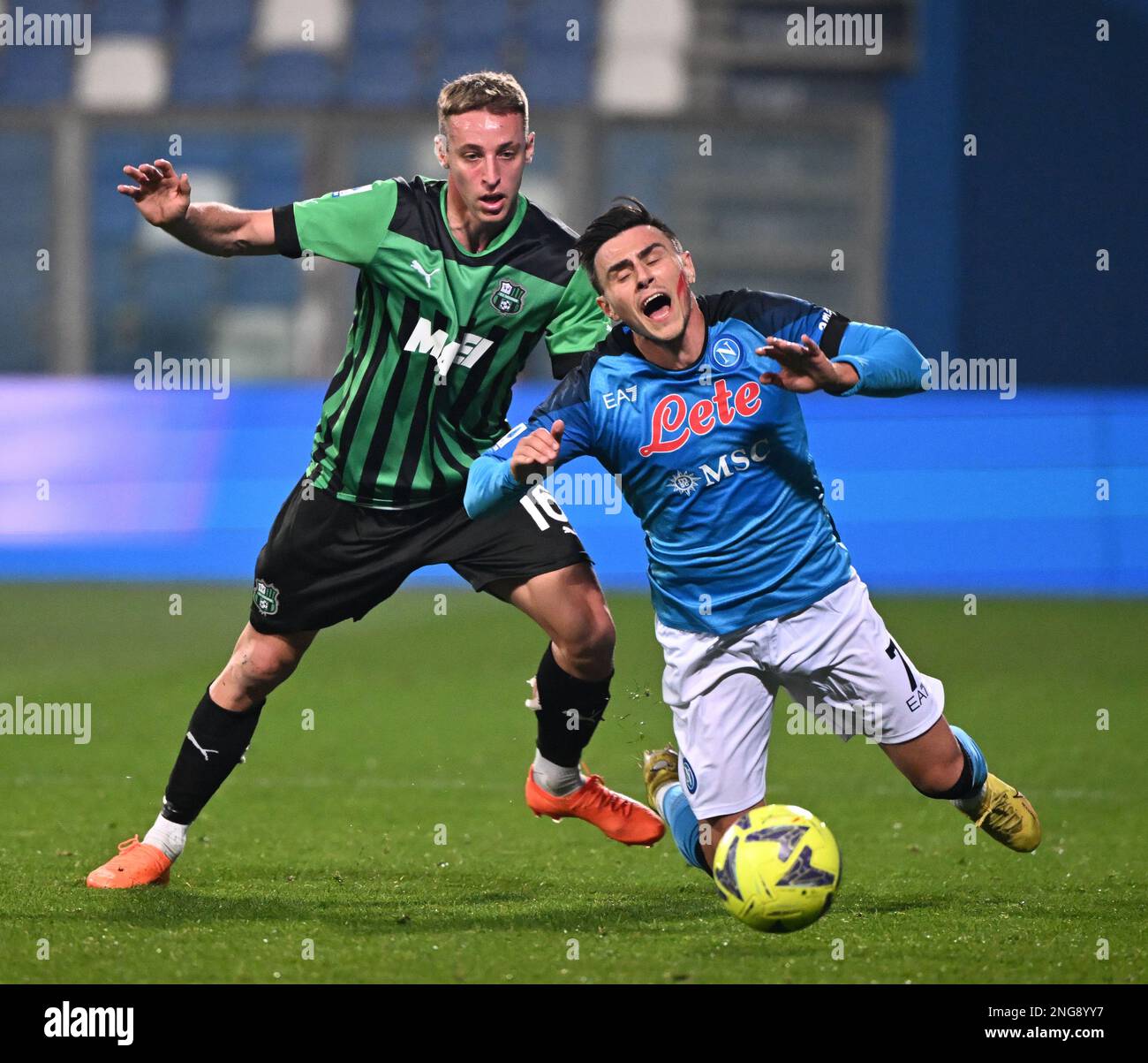 Reggio Emilia, Italien. 17. Februar 2023. Eljif Elmas (R) aus Neapel