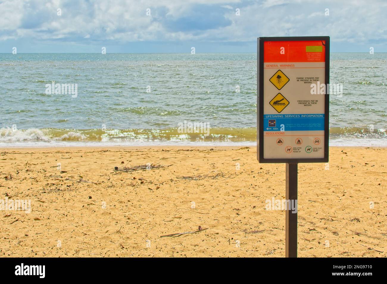 Gefahrenschild - Schwimmen verboten. Vorsicht vor Krokodilen und Meeresstacheln. Stockfoto